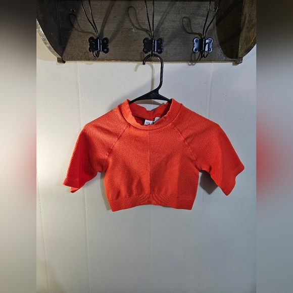 FABLETICS SIZE SMALL CROPPED SHORT SLEEVE ORANGE WORKOUT TOP - Picture 3 of 6